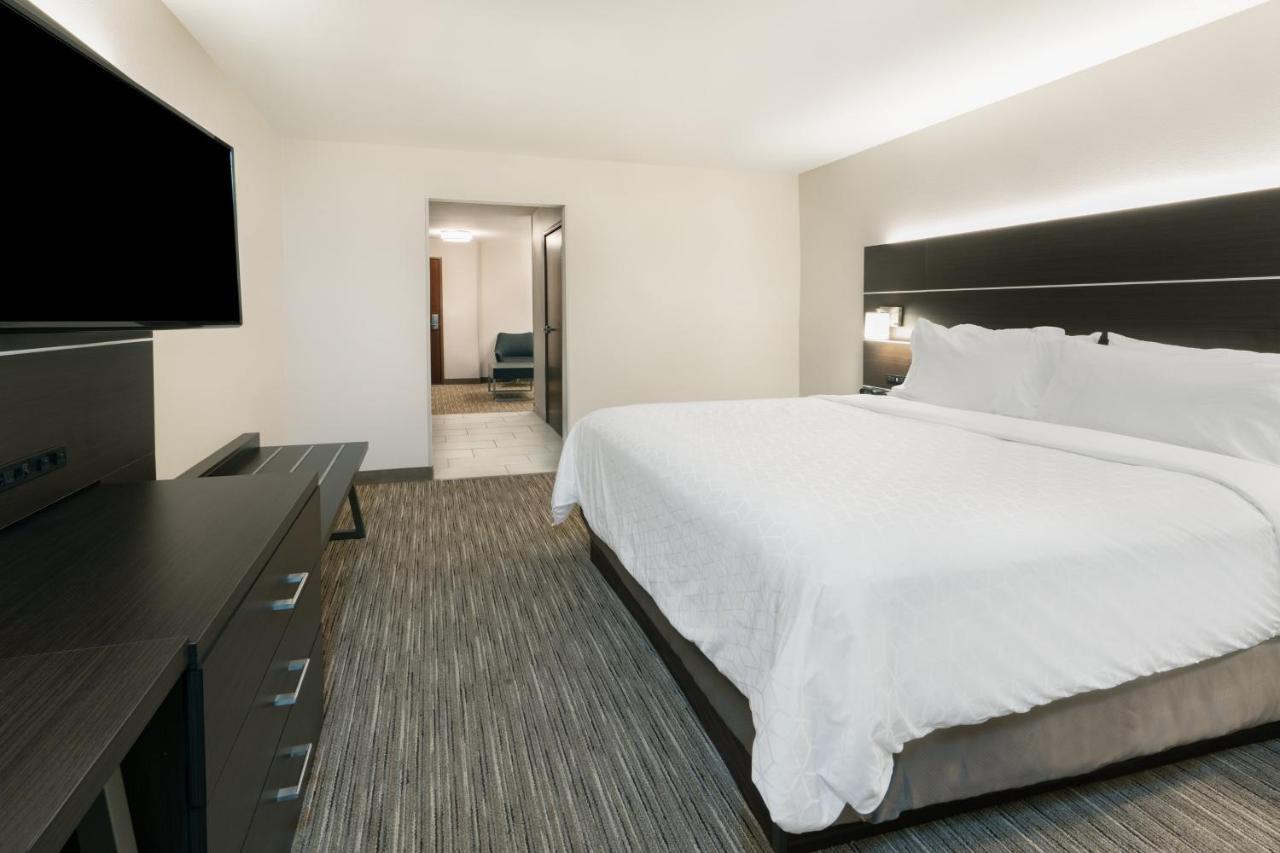 King Suite at Holiday Inn Express & Suites Trinidad by IHG