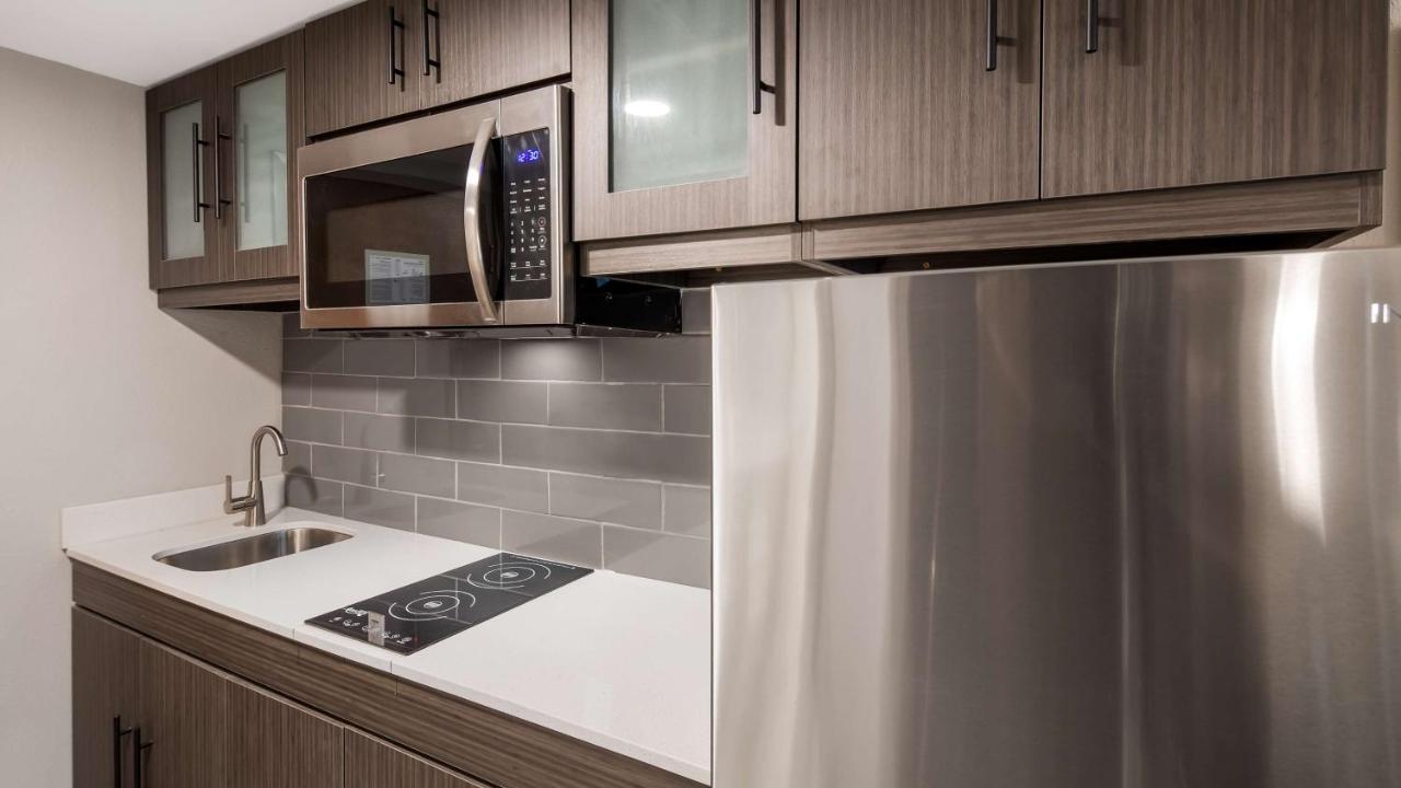 King Suite with Kitchenette at Best Western Plus Executive Residency Nashville