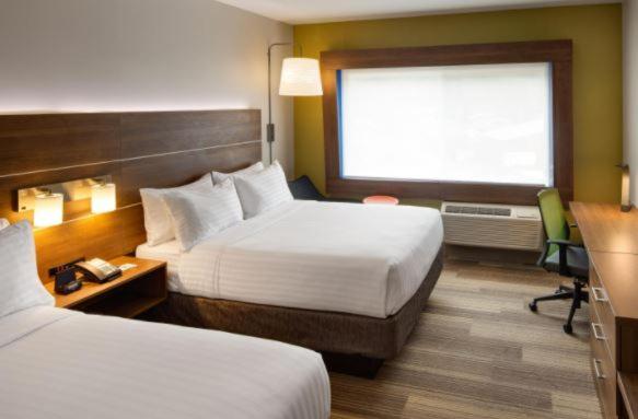  | Holiday Inn Express Hotel & Suites Woodland Hills