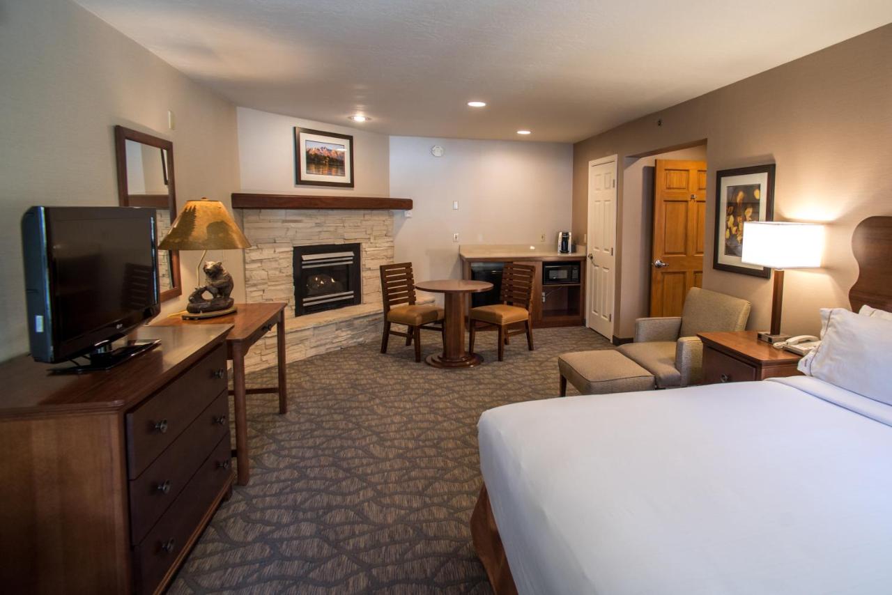 Two-Bedroom King Suite with Fireplace at HiMark
