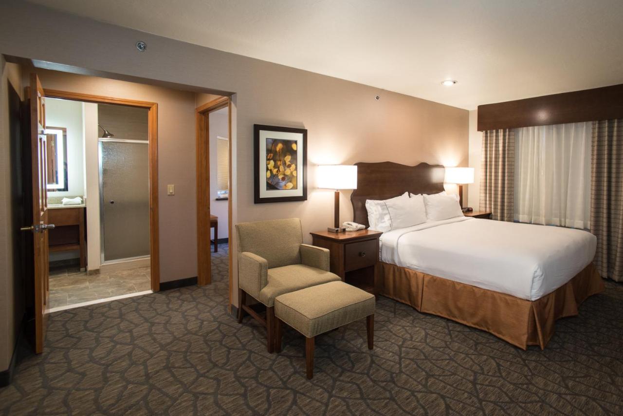 Two-Bedroom King Suite with Fireplace at HiMark