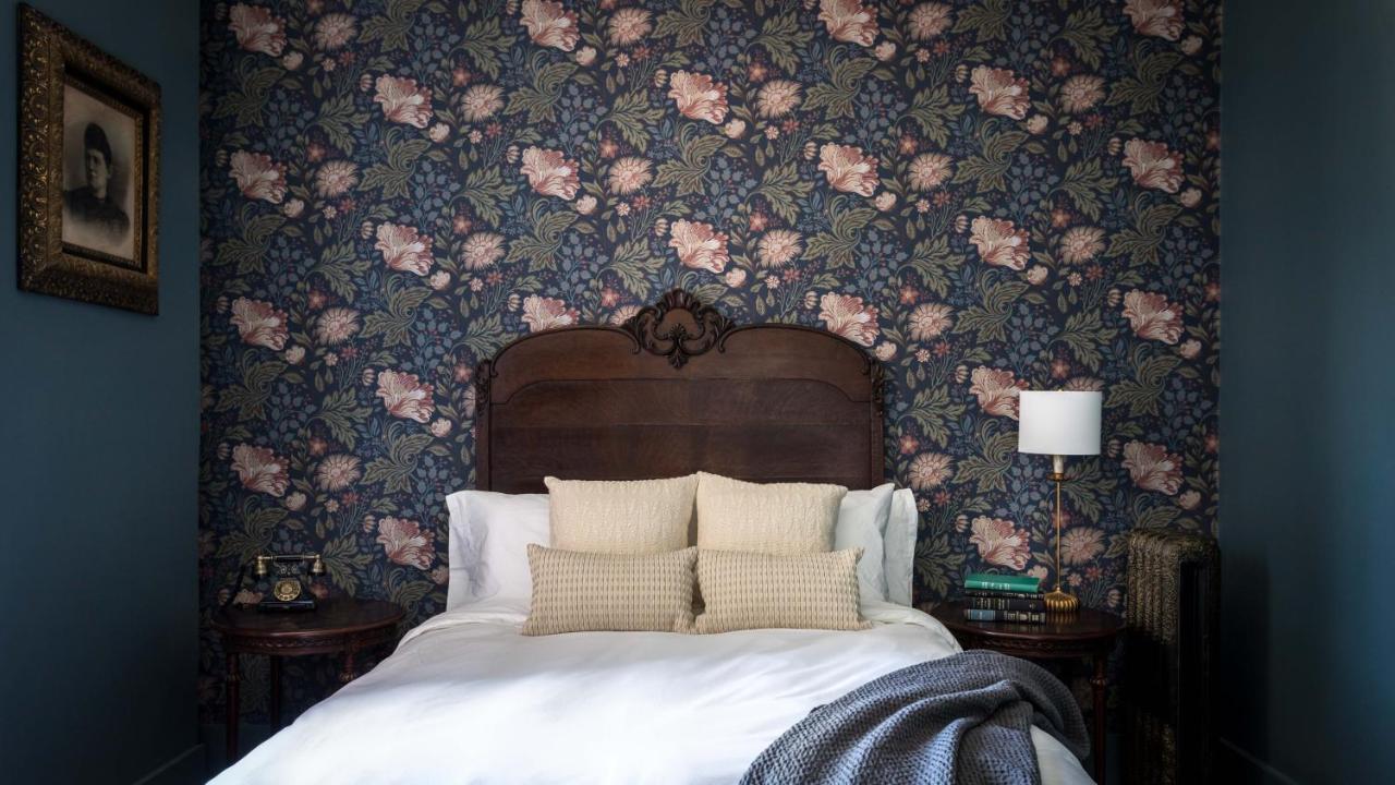 Deluxe Queen Room at National Exchange Hotel