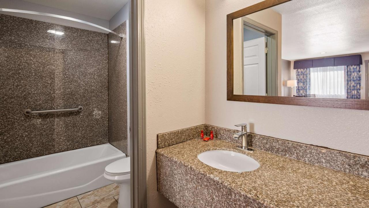 King Suite with Spa Bath at SureStay Plus Hotel by Best Western Hammond