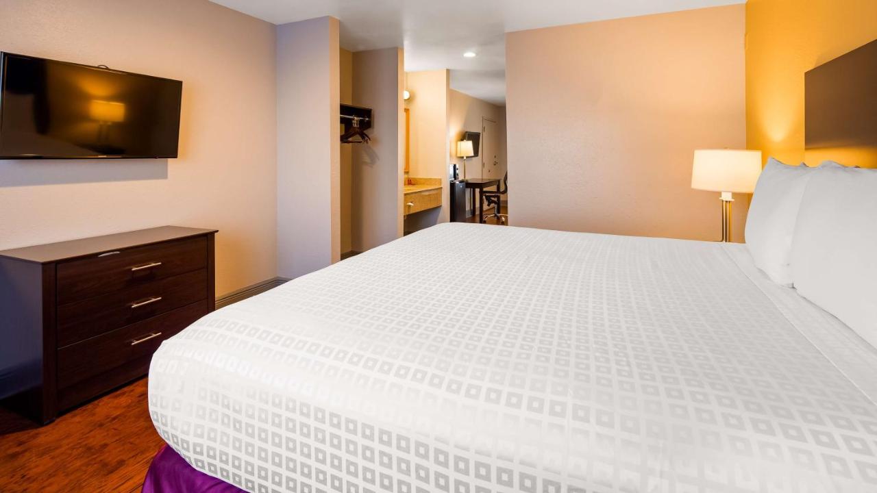 King Suite - Smoking at SureStay Plus Hotel by Best Western Hammond