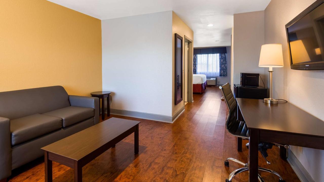 King Suite - Smoking at SureStay Plus Hotel by Best Western Hammond