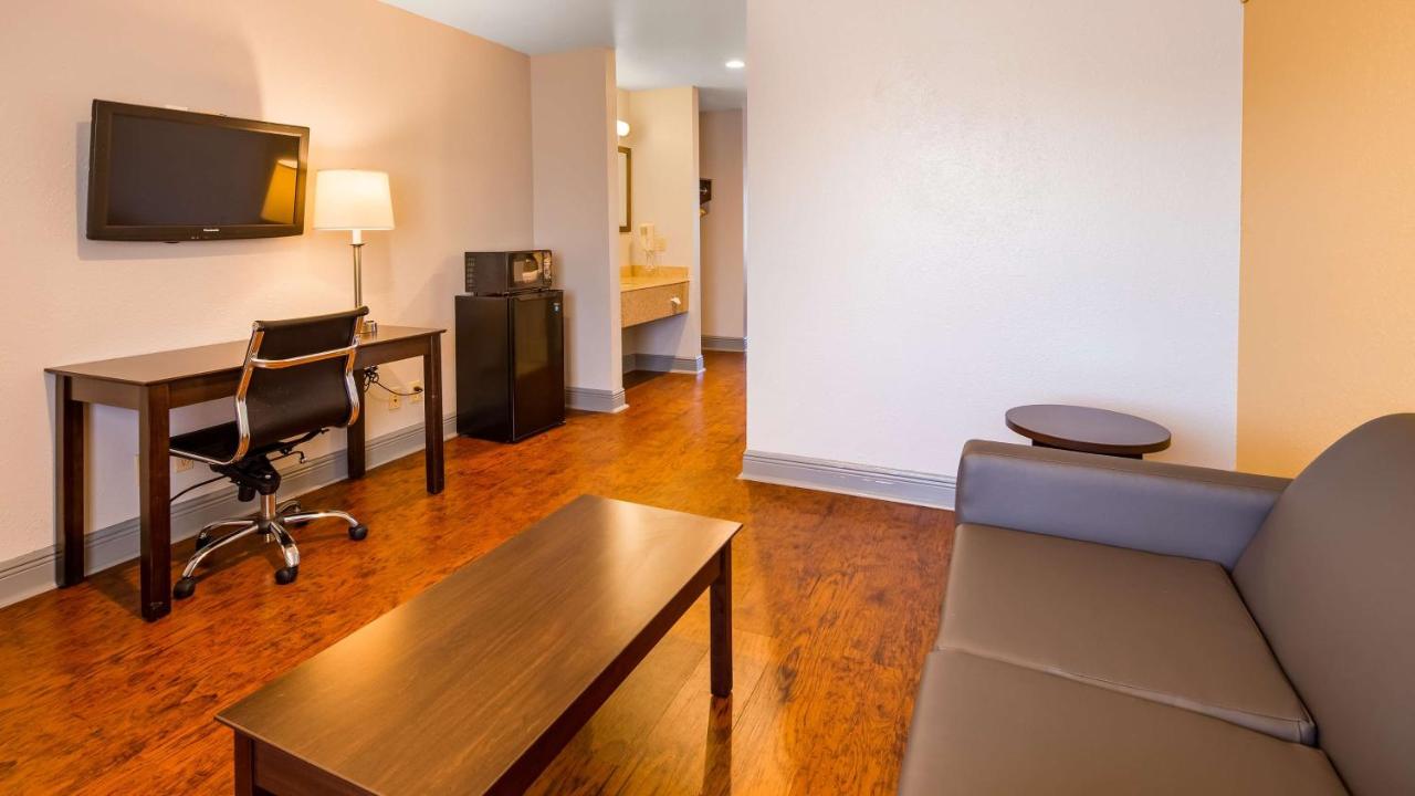 Queen Suite at SureStay Plus Hotel by Best Western Hammond