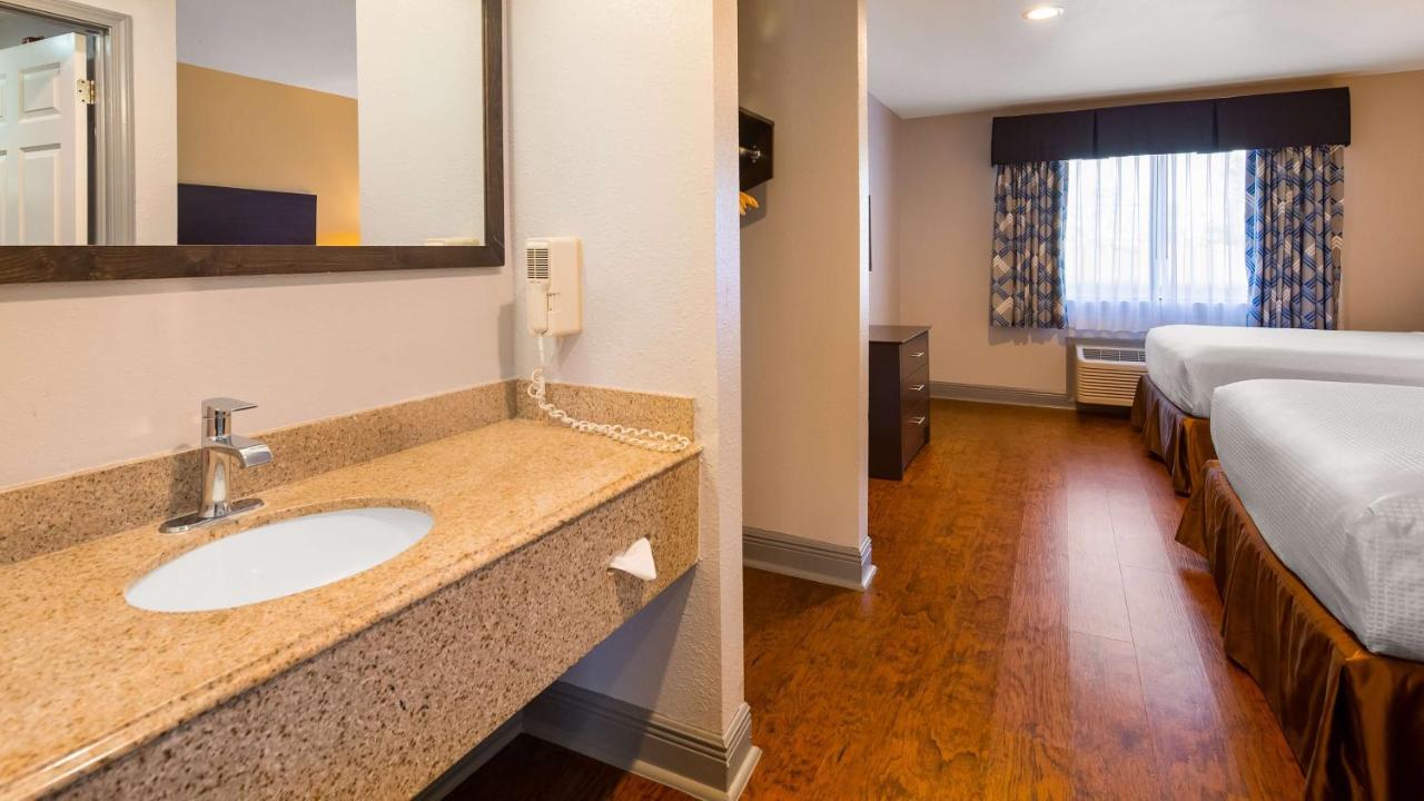 Queen Suite at SureStay Plus Hotel by Best Western Hammond
