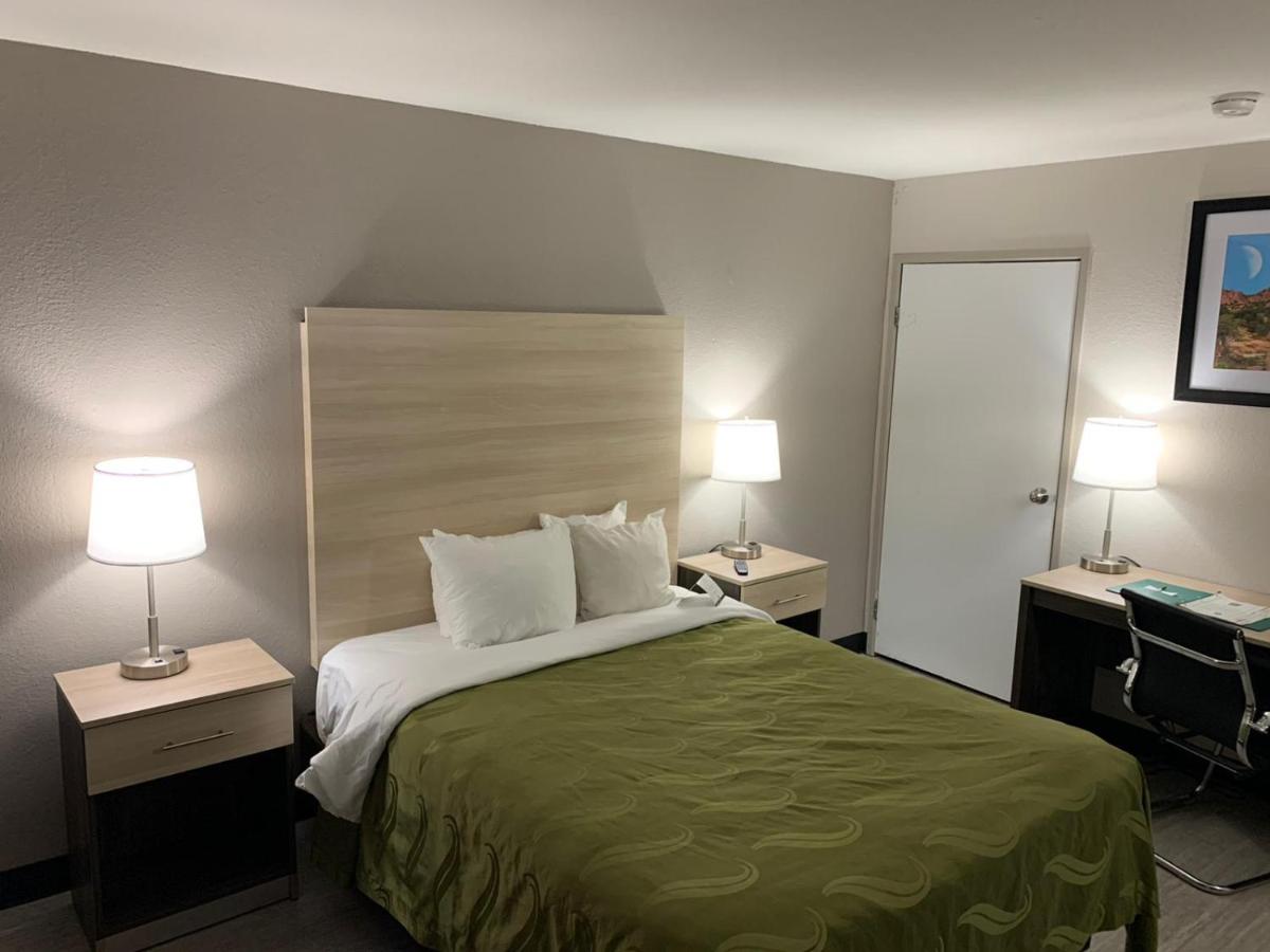 Queen Room with Tub - Accessible/Non-Smoking at Quality Inn Airport East
