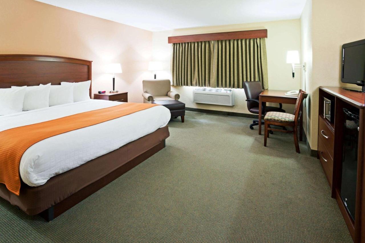 Deluxe Queen Suite - Non-Smoking at AmericInn by Wyndham Fargo West Acres