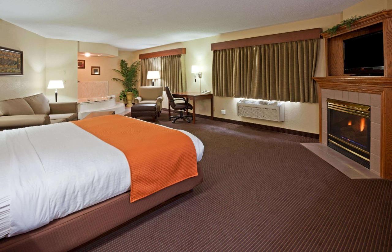 King Suite with Hot Tub - Non-Smoking at AmericInn by Wyndham Fargo West Acres