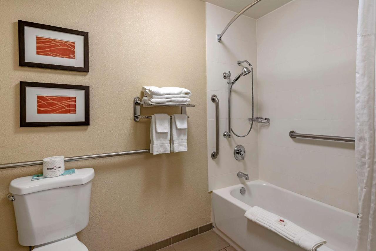 King Room - Accessible/Non-Smoking at Comfort Inn Roseburg