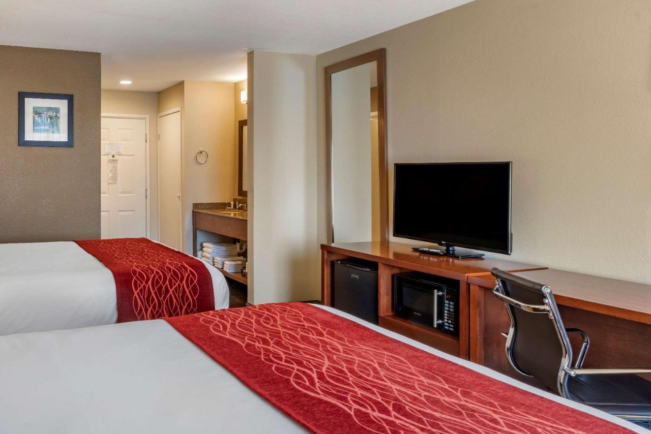 Queen Room with Two Queen Beds - Non-Smoking at Comfort Inn Roseburg