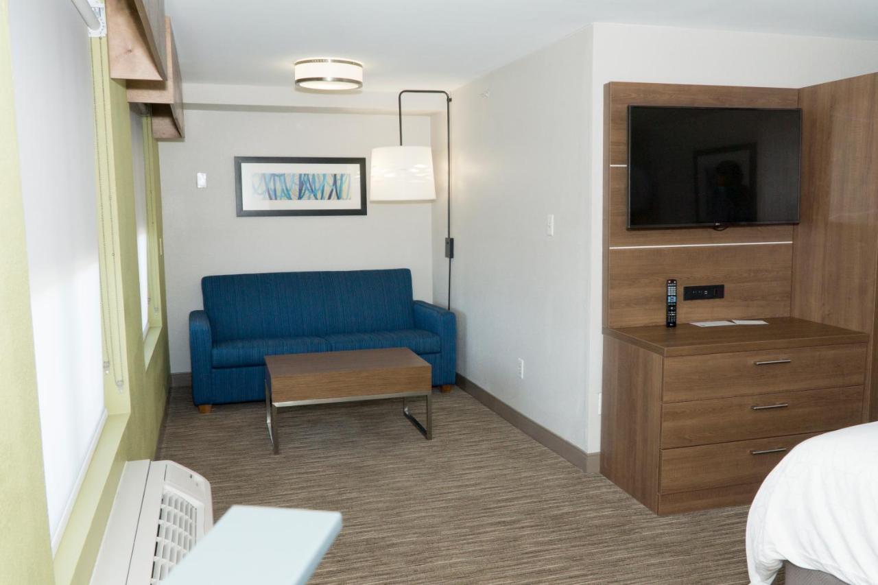 King Suite at Holiday Inn Express Hotel & Suites Madison by IHG