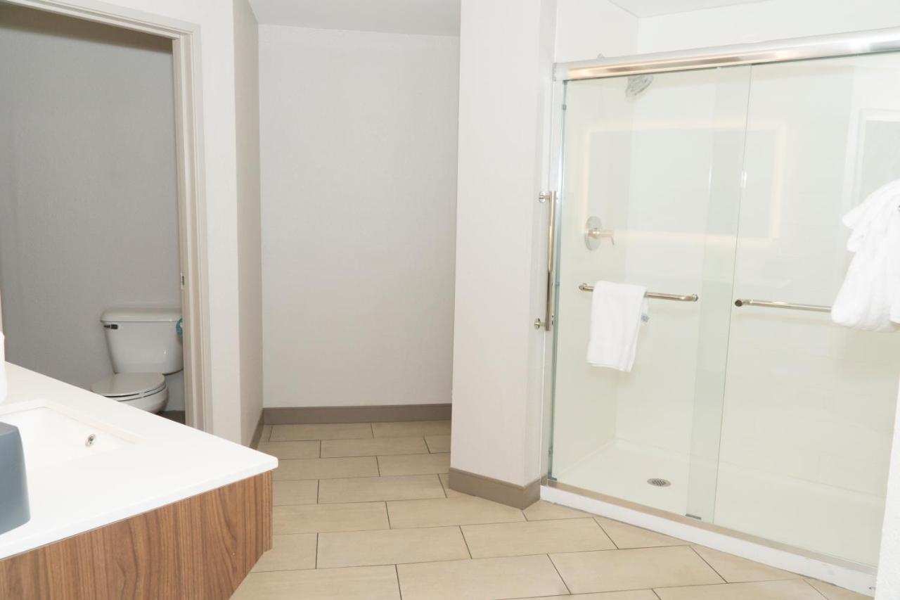 Presidential Suite at Holiday Inn Express Hotel & Suites Madison by IHG