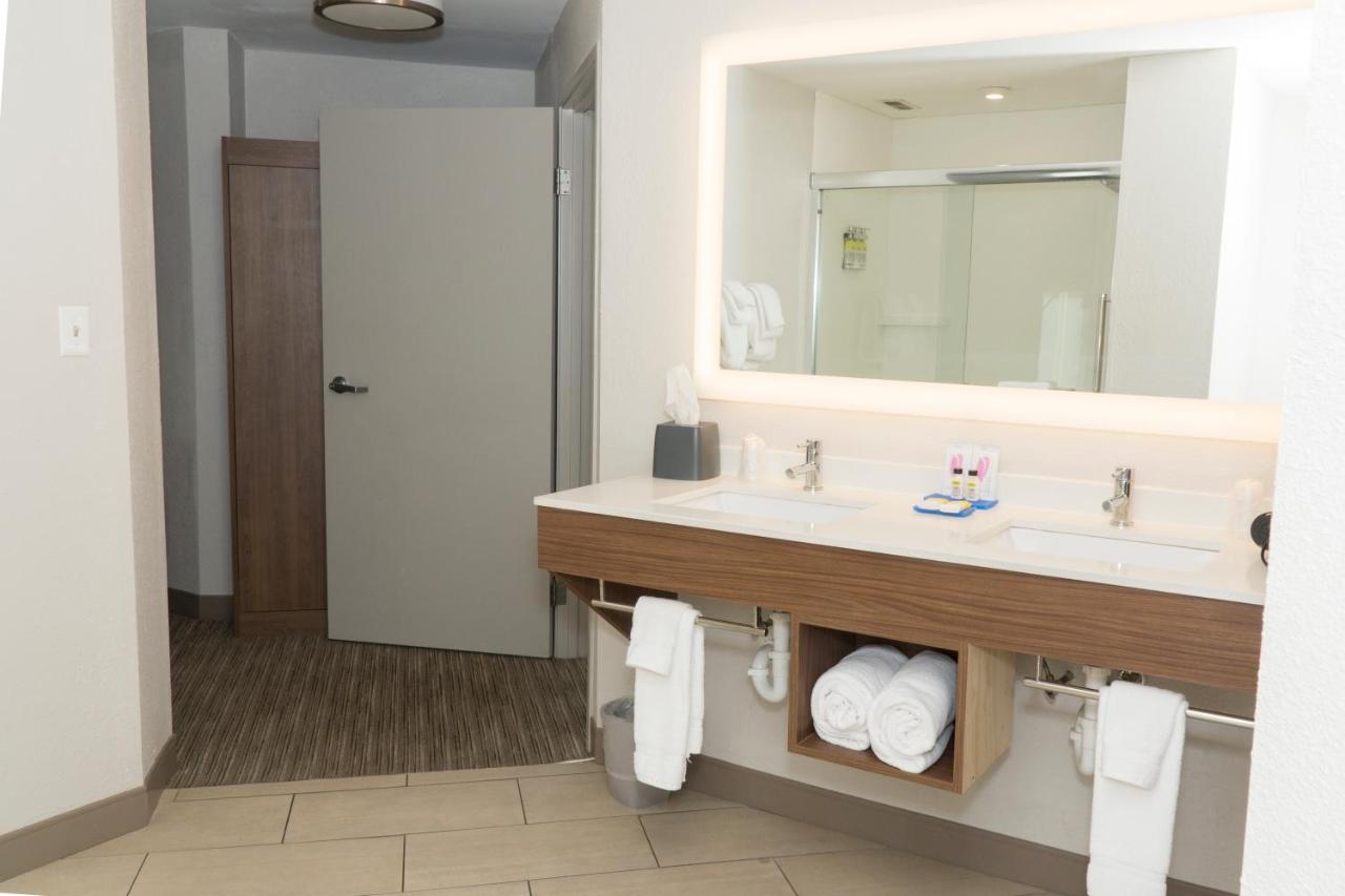 Presidential Suite at Holiday Inn Express Hotel & Suites Madison by IHG