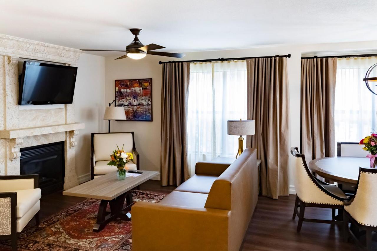 Deluxe One-Bedroom Villa with Sofa Bed at Westgate Flamingo Bay Resort
