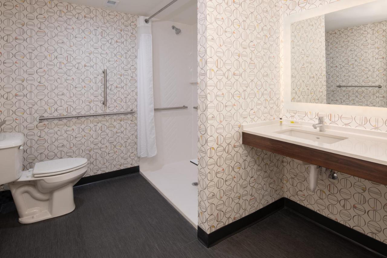 King Room - Hearing Accessible - Roll-in Shower at Holiday Inn Richland on the River by IHG