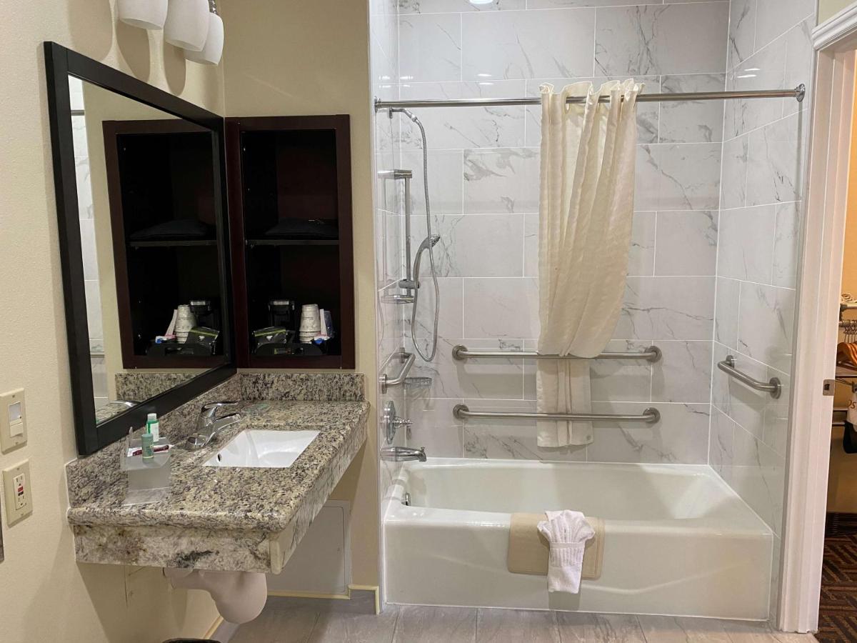 Queen Room - Mobility Accessible/Non-Smoking at Best Western Pasadena Inn