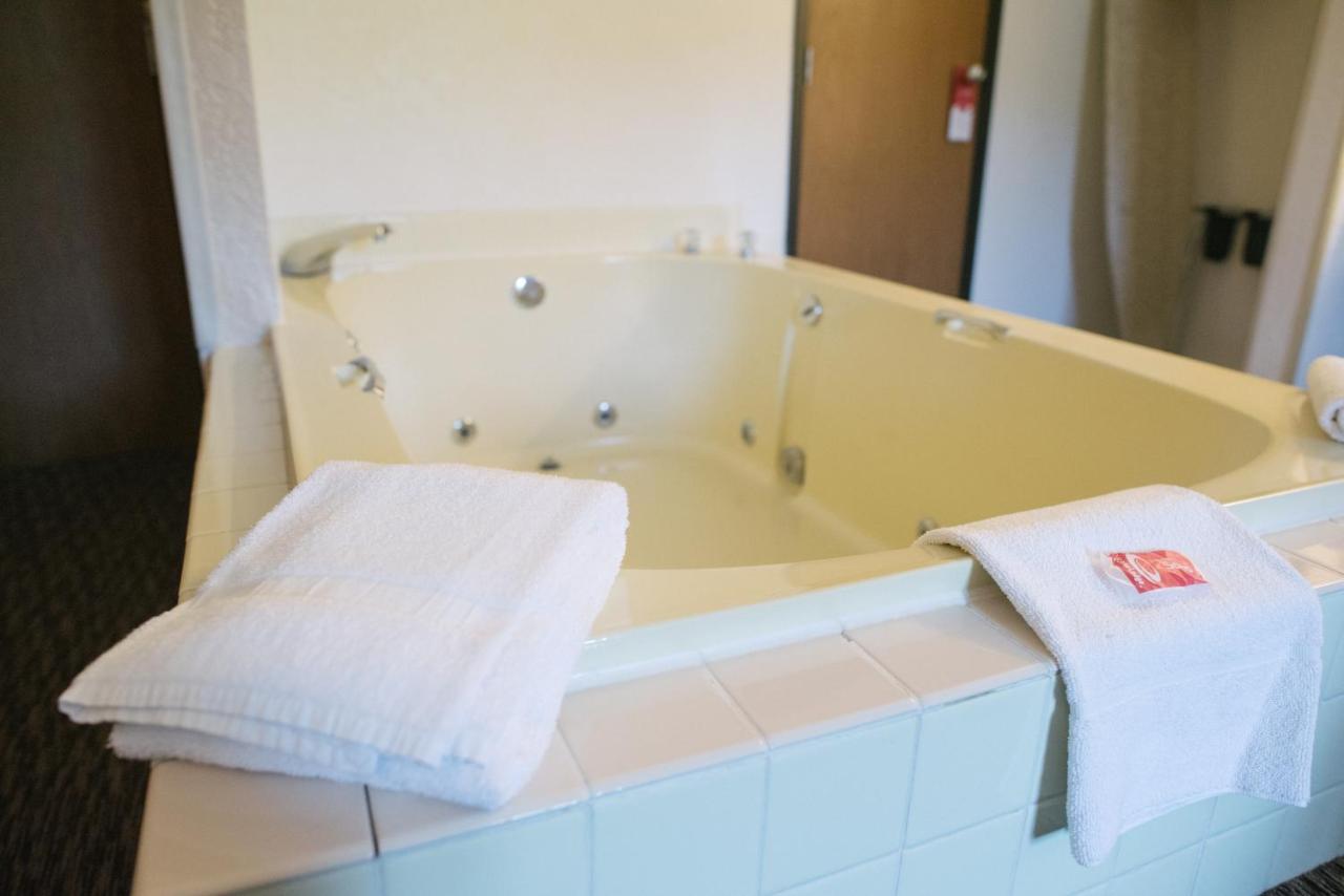 | Econo Lodge, Downtown Custer Near Custer State Park and Mt Rushmore