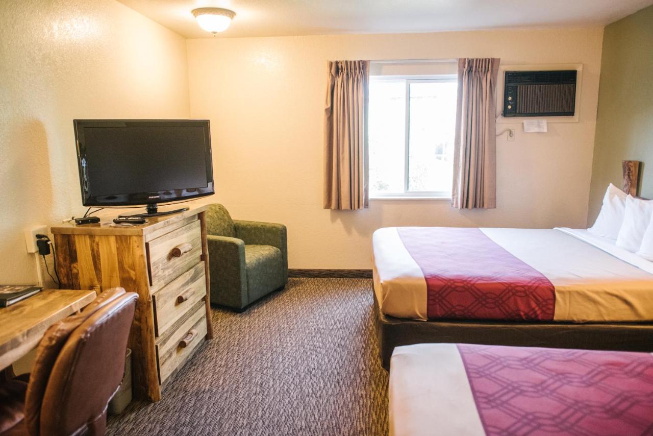 | Econo Lodge, Downtown Custer Near Custer State Park and Mt Rushmore