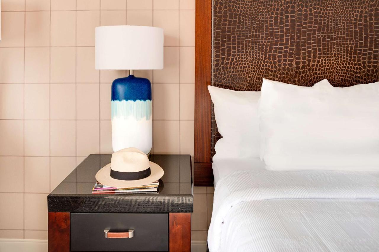 King Room with Roll-In Shower - Disability Access at Hotel Lulu, BW Premier Collection