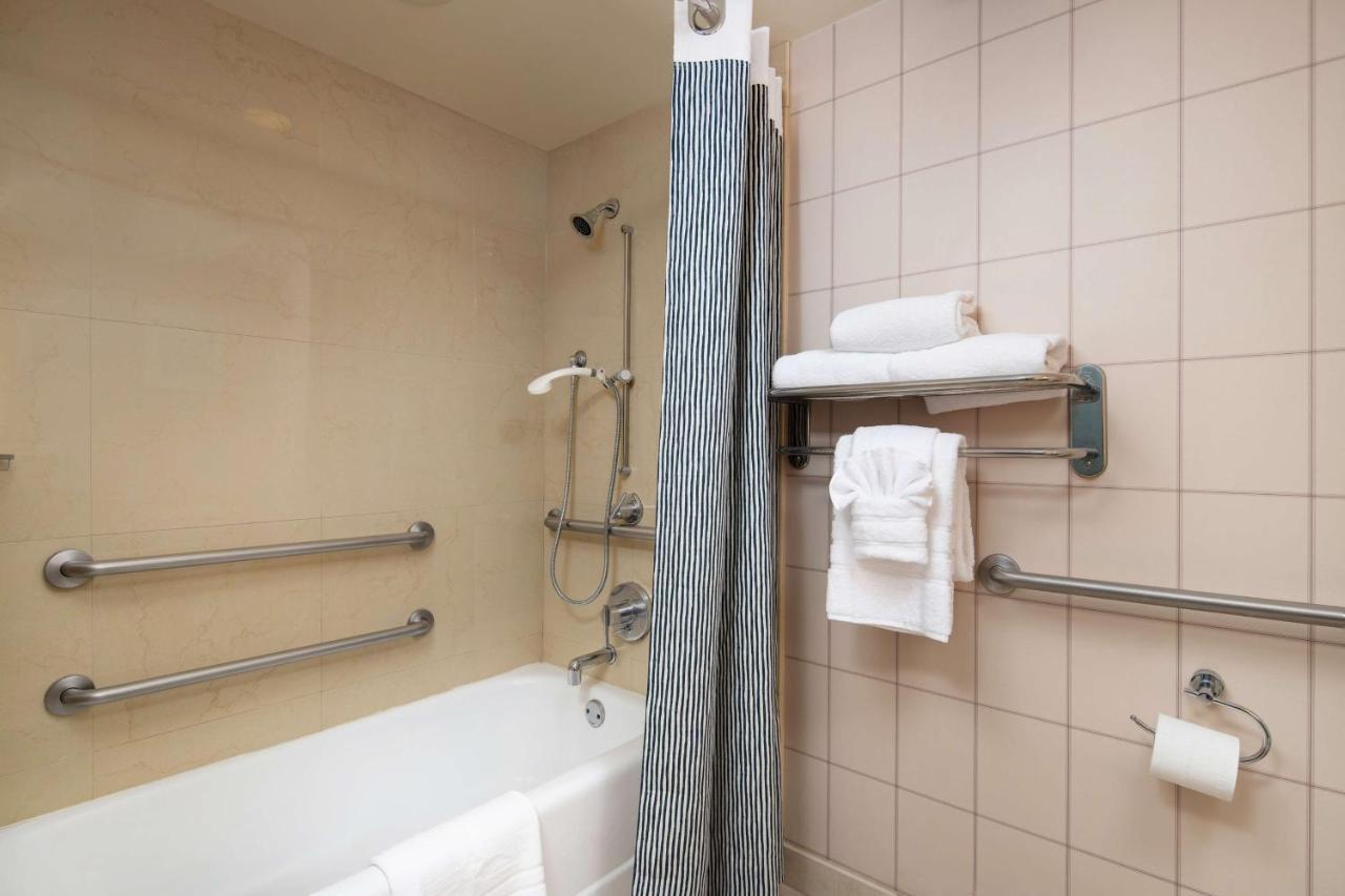 King Room with Mobility Accessible Tub and Sofa Bed at Hotel Lulu, BW Premier Collection
