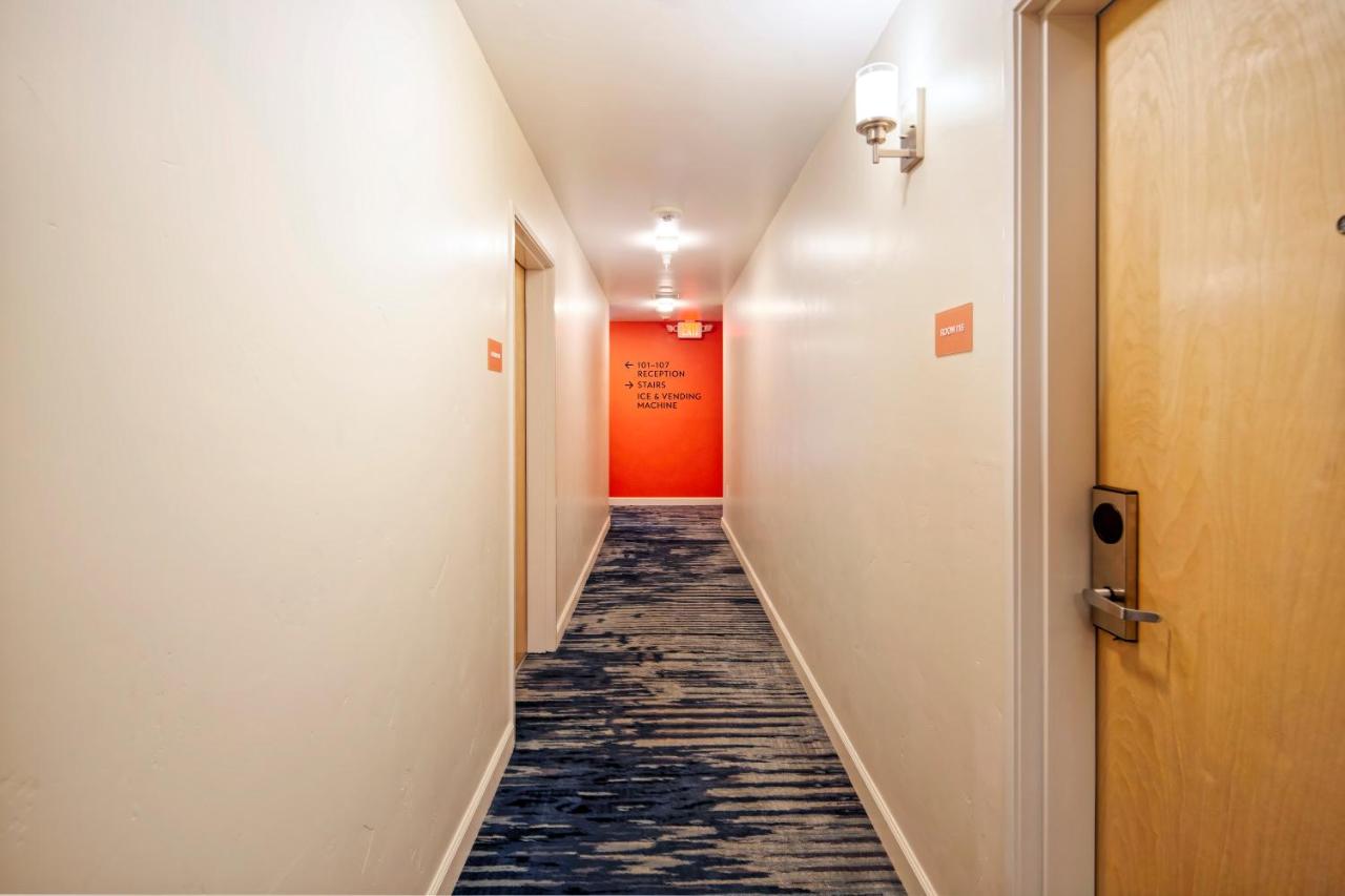 | Inn At Moss Landing Point