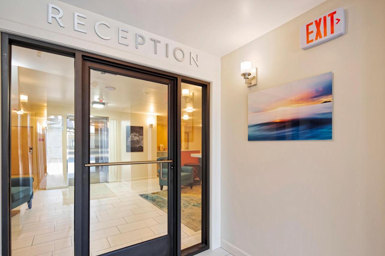 | Inn At Moss Landing Point