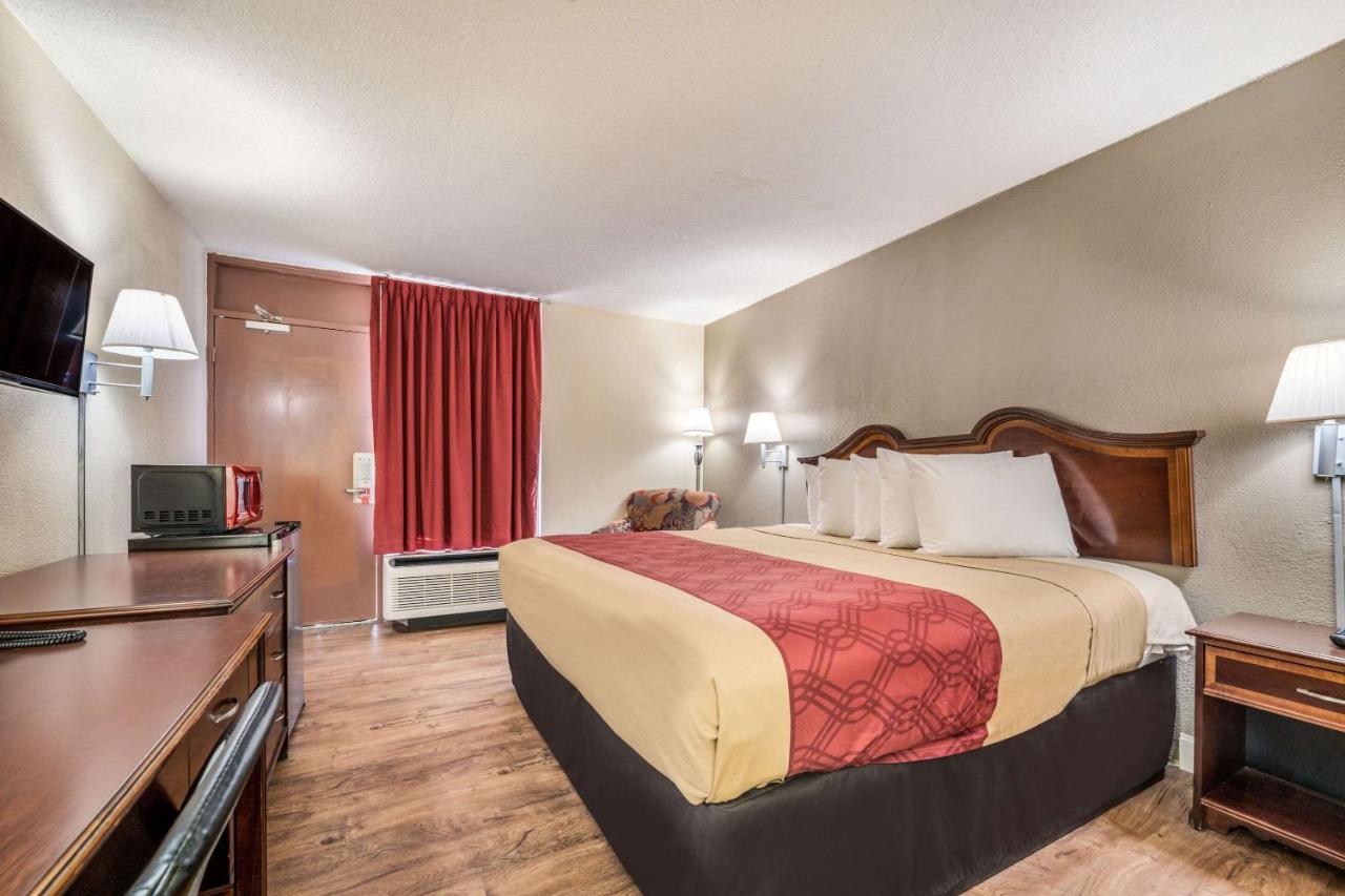 King Room - Accessible/Non-Smoking at Econo Lodge Inn & Suites Macon