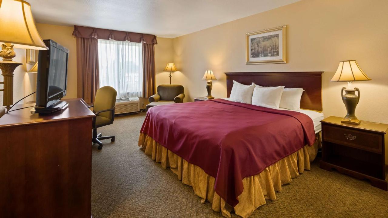 King Room with Bathtub - Mobility Accessible/Non-Smoking at Best Western Penn-Ohio Inn & Suites