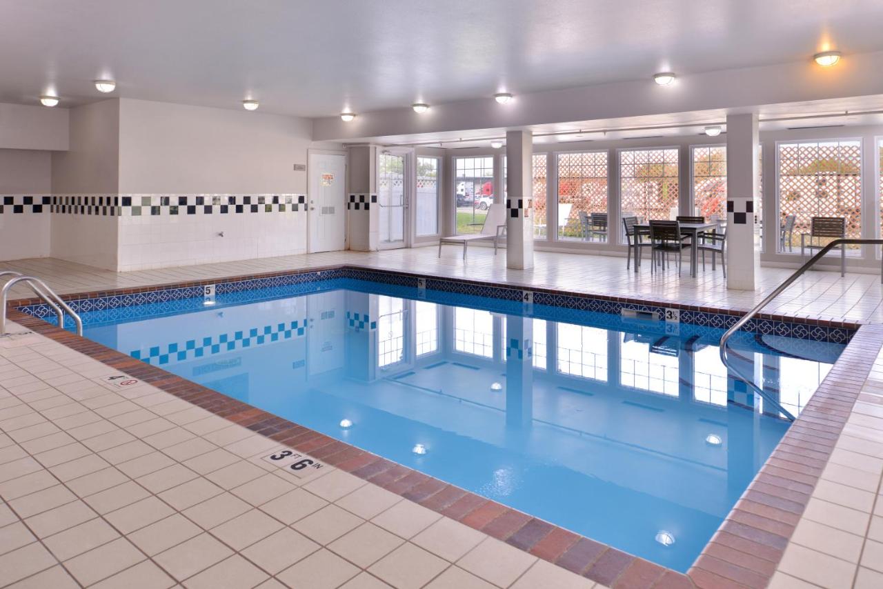 | Country Inn & Suites by Radisson, Omaha Airport, IA