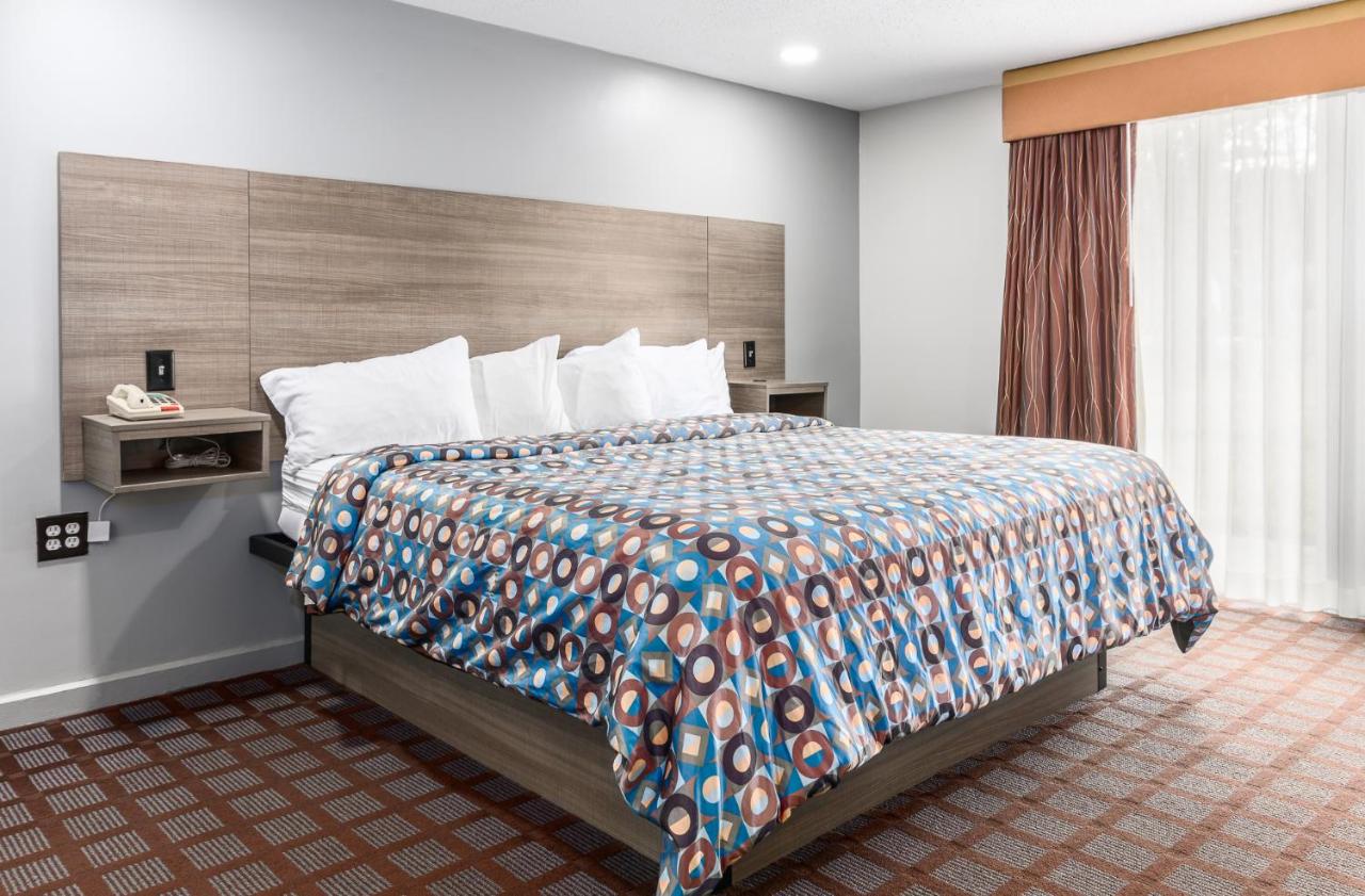 | Blue Dolphin Inn