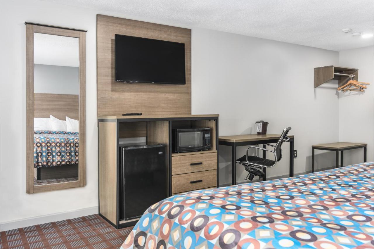 | Blue Dolphin Inn