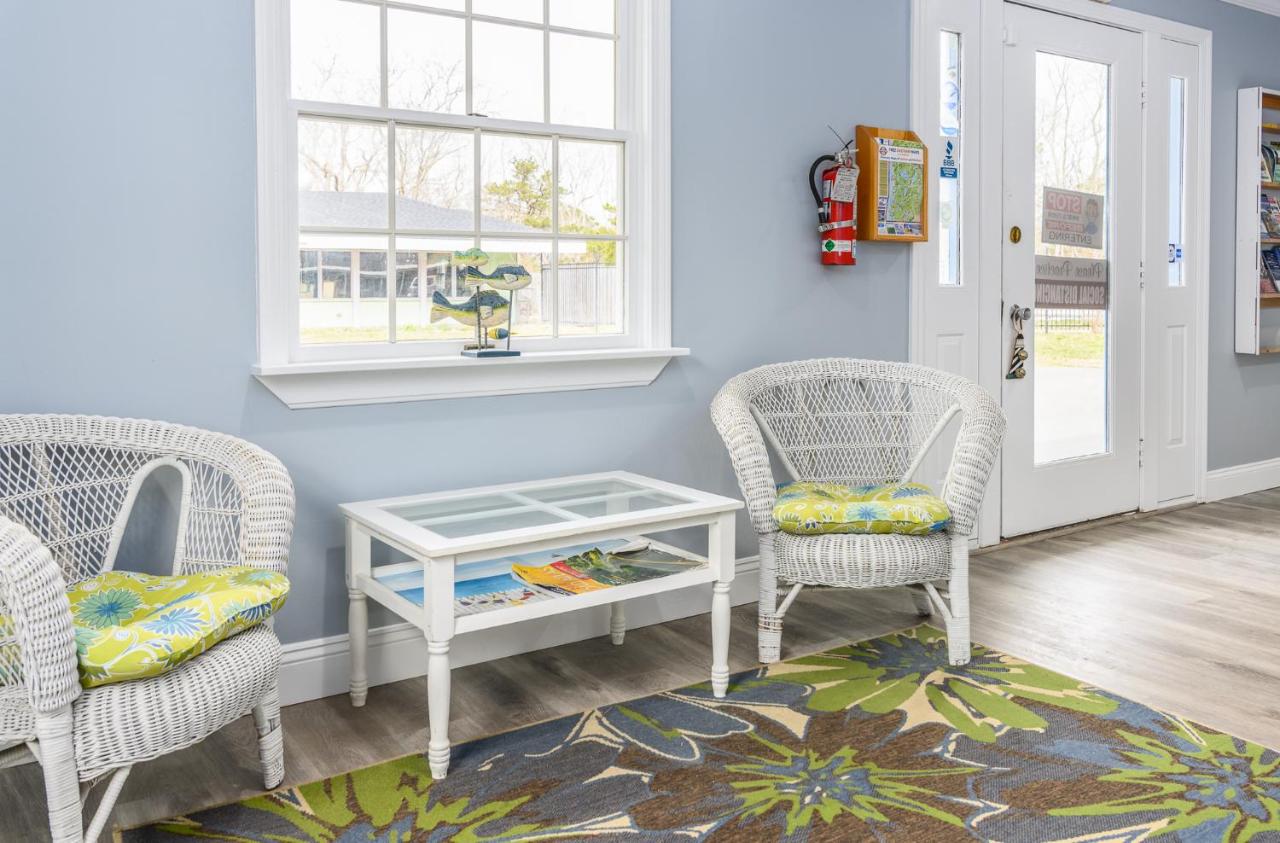 | Blue Dolphin Inn