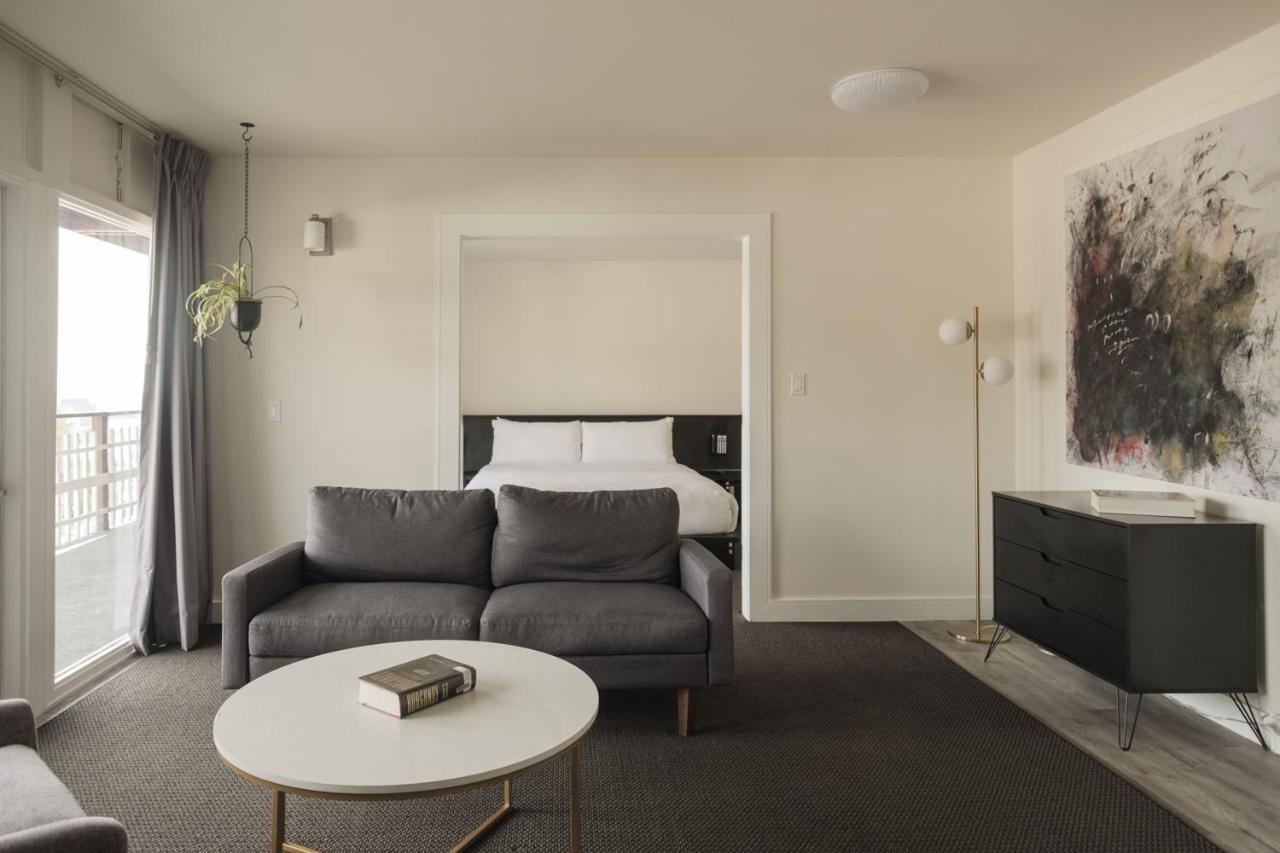 Suite with Balcony at Hollywood Hills Hotel