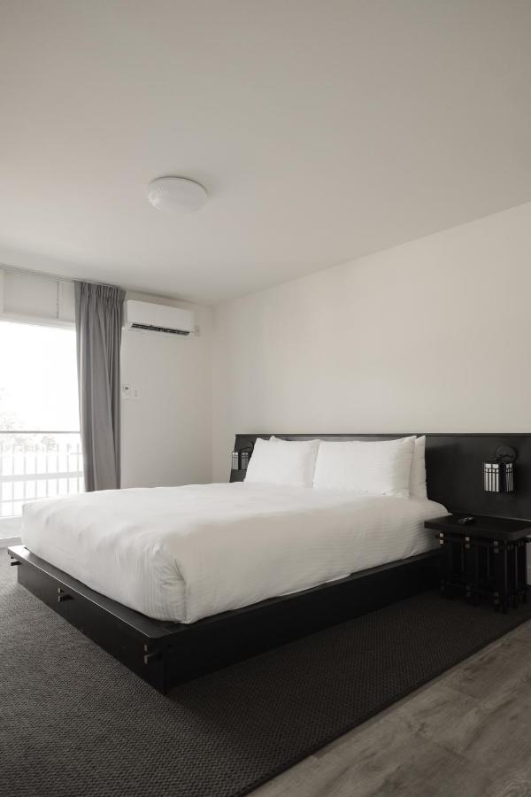 Suite with Balcony at Hollywood Hills Hotel