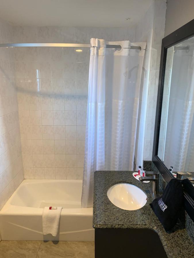 Queen Room - Non-Smoking at Skyways Hotel