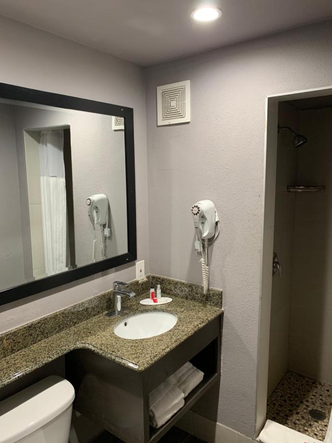Queen Room - Non-Smoking at Skyways Hotel