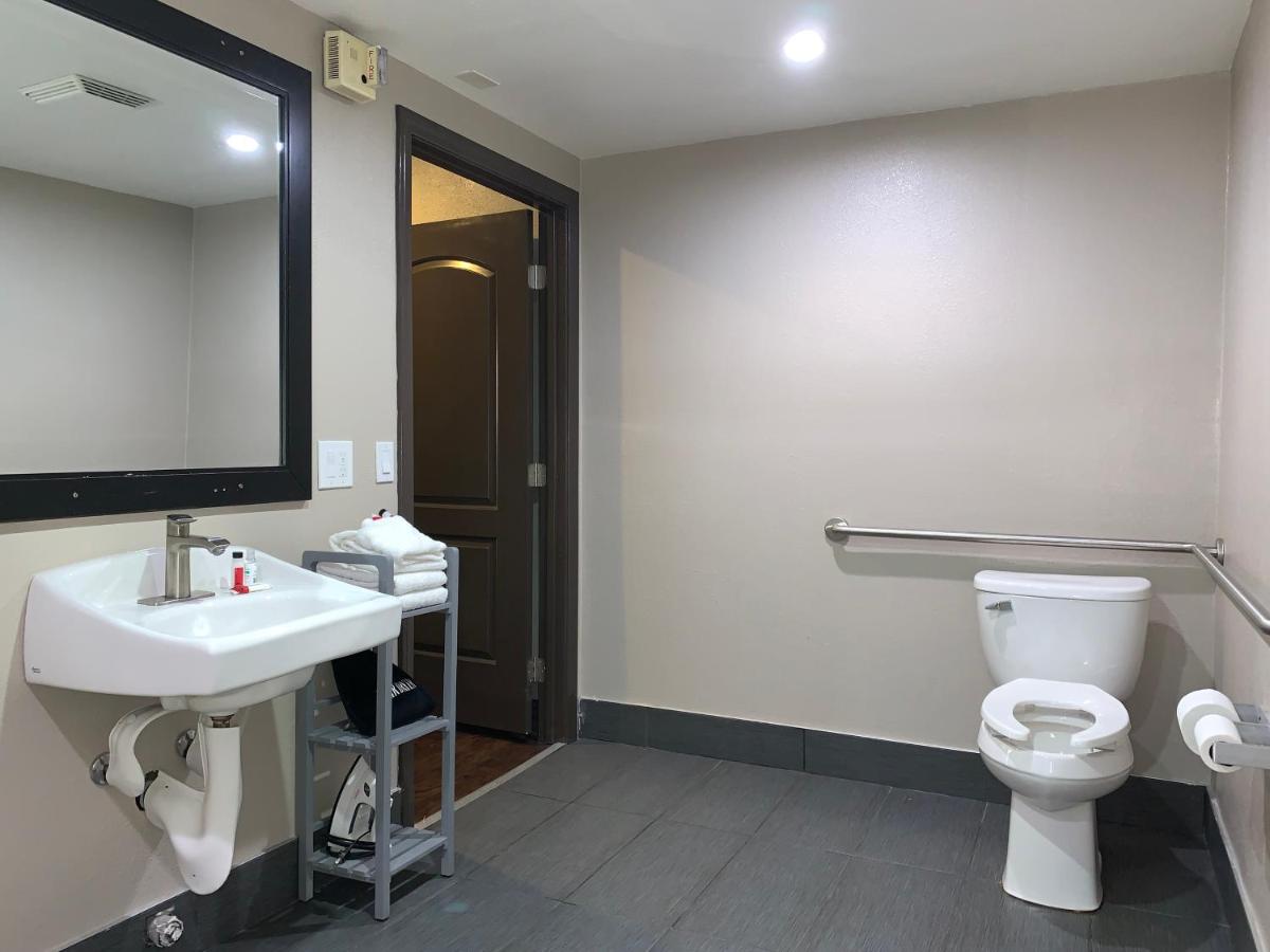 Queen Room - Mobility Access/Non-Smoking at Skyways Hotel