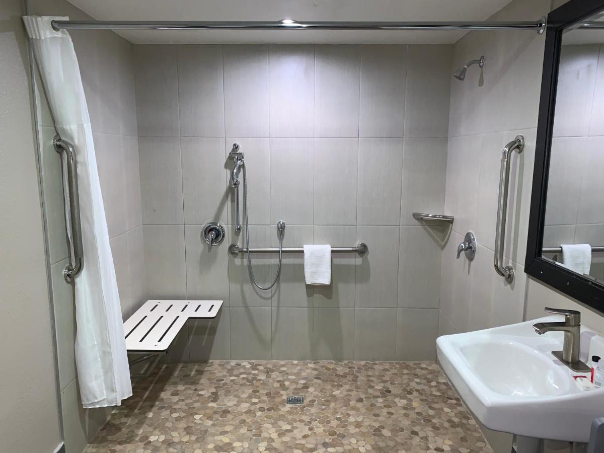 Queen Room - Mobility Access/Non-Smoking at Skyways Hotel