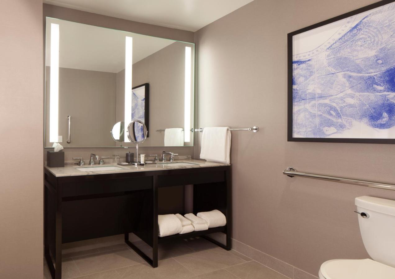 Two Queens - ADA Tub at Grand Hyatt Nashville