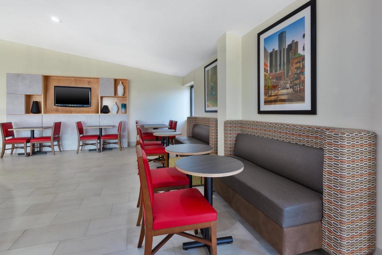  | Holiday Inn Express Detroit-Warren/General Motors Technology Center, an IHG Hotel