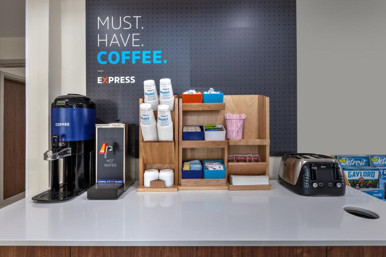  | Holiday Inn Express Detroit-Warren/General Motors Technology Center, an IHG Hotel