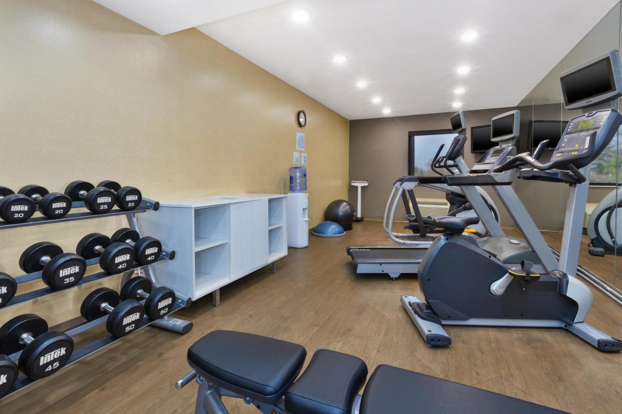  | Holiday Inn Express Detroit-Warren/General Motors Technology Center, an IHG Hotel