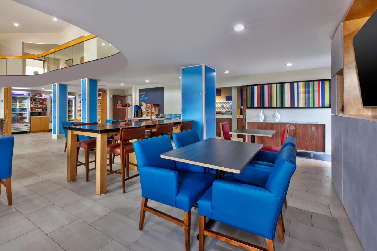  | Holiday Inn Express Detroit-Warren/General Motors Technology Center, an IHG Hotel