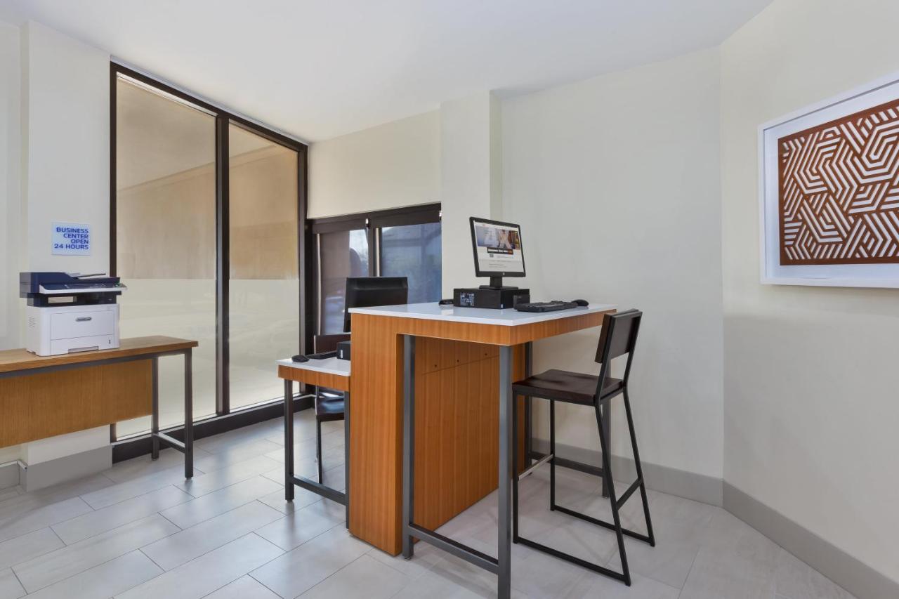  | Holiday Inn Express Detroit-Warren/General Motors Technology Center, an IHG Hotel