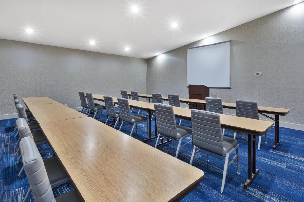  | Holiday Inn Express Detroit-Warren/General Motors Technology Center, an IHG Hotel