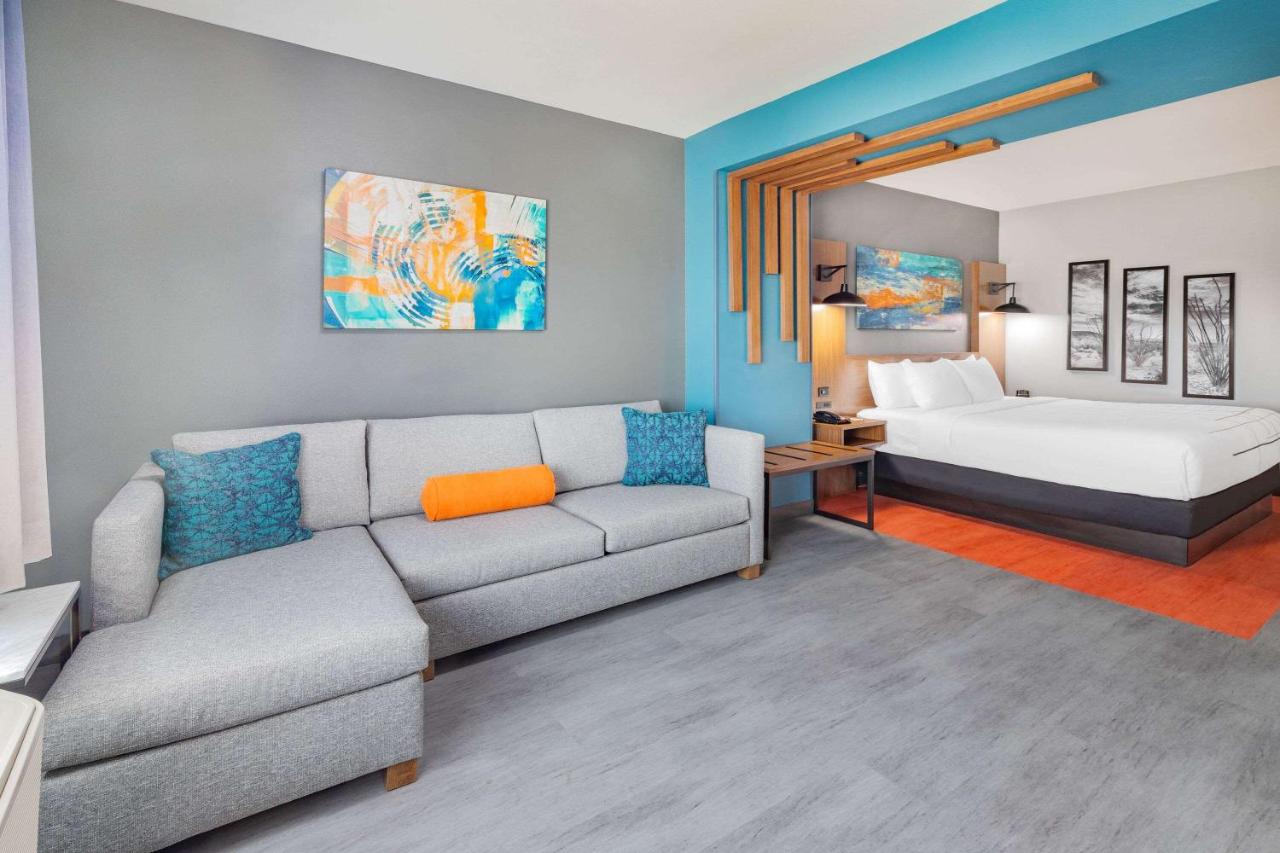 King Suite - Mobility/Hearing Accessible with Bath Tub - Non-Smoking at La Quinta Inn & Suites by Wyndham Fort Stockton Northeast
