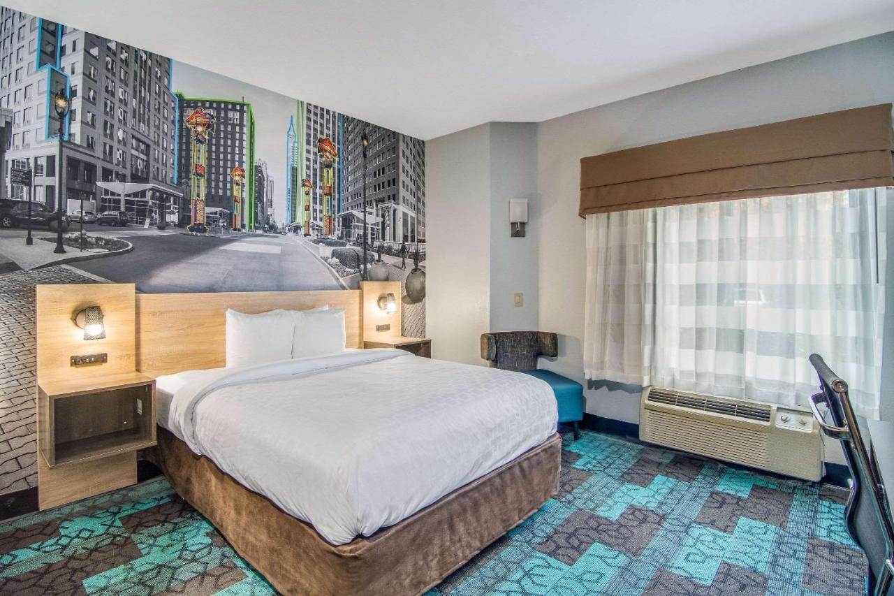 Queen Room - Disability Access/Non-Smoking at Clarion Pointe Wake Forest - Raleigh North