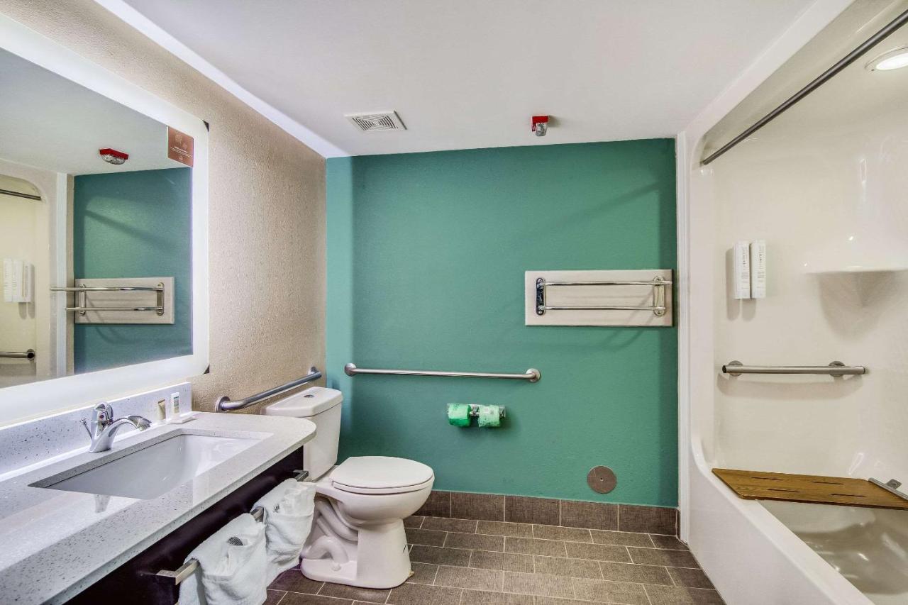 Queen Room - Disability Access/Non-Smoking at Clarion Pointe Wake Forest - Raleigh North